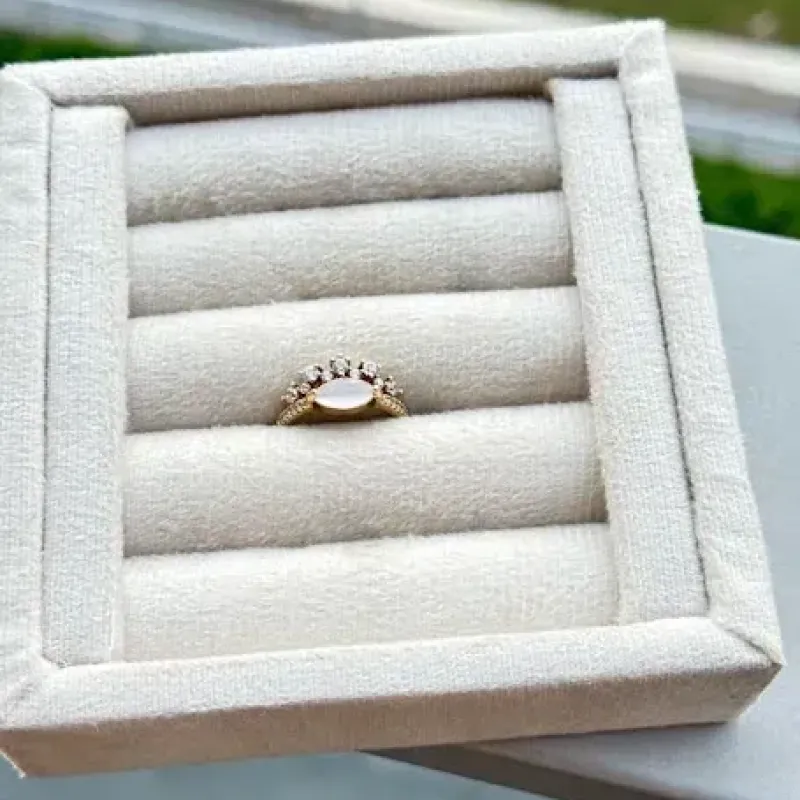ANEL DOU PEDRA OVAL LEITOSA PONTOS EM ZIRCONIA