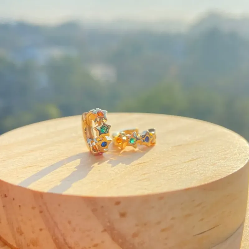 BRINCO DOURADO ARGOLINHA ESTRELA COLORIDA