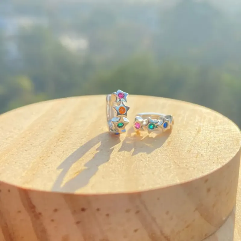 BRINCO PRATA ARGOLINHA ESTRELA COLORIDA