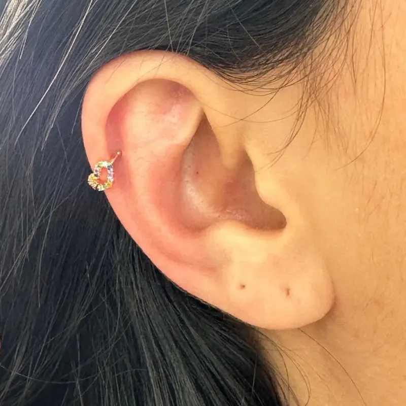 BRINCO DOURADO PIERCING FAKE CORAÇÃO COLORIDO
