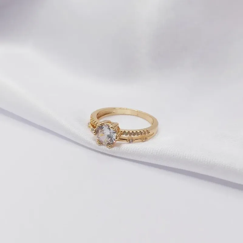 ANEL DOURADO ARO DUPLO CRAVEJADO COM CENTRAL CRISTAL