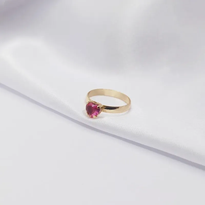 ANEL DOURADO SOLITÁRIO ARO LISO COM CENTRAL CORAÇÃO PINK