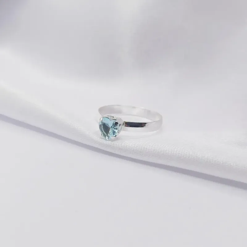 ANEL PRATA SOLITÁRIO ARO LISO COM CENTRAL CORAÇÃO AQUAMARINE