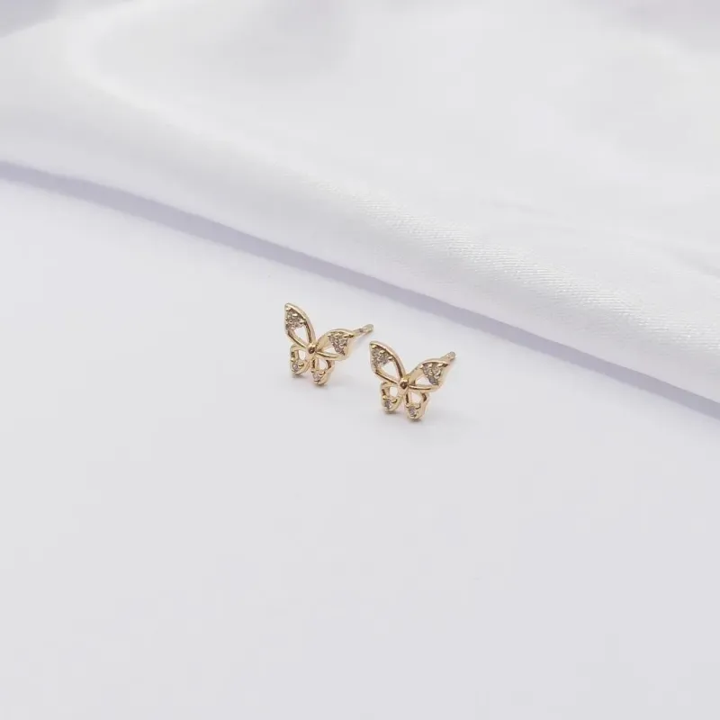 BRINCO DOURADO BORBOLETA VAZADA COM DETALHE EM ZIRCÔNIA
