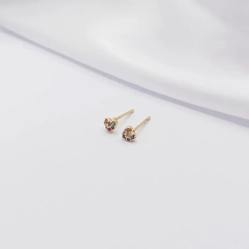 BRINCO DOURADO CORAÇÃO CRAVEJADO COM ZIRCÔNIA COLORIDA
