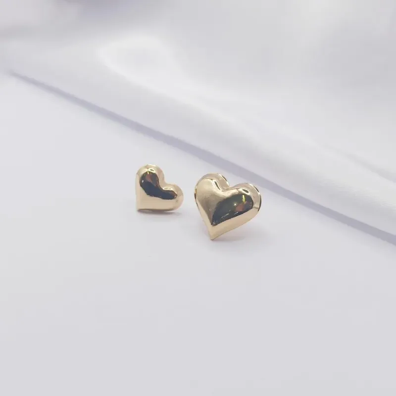 BRINCO DOURADO DUPLA DE CORAÇÃO ABAULADO E LISO