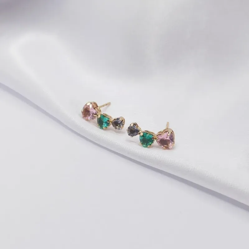 BRINCO DOURADO EAR CUFF COM TRÊS CORAÇÕES COLORIDOS