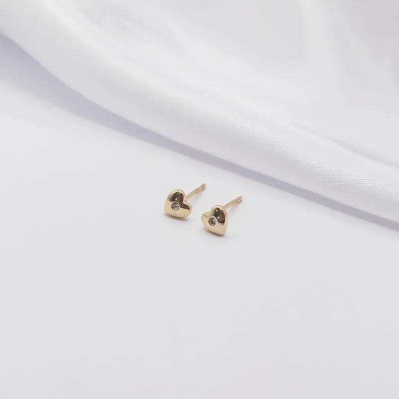 BRINCO DOURADO MINI CORAÇÃO COM PONTO DE LUZ