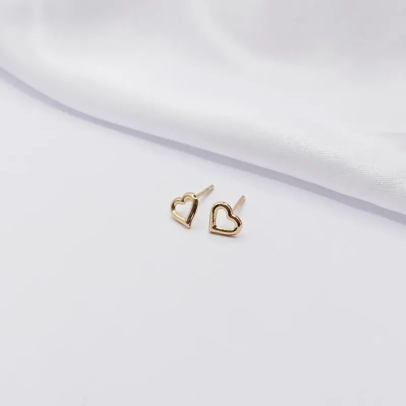 BRINCO DOURADO MINI CORAÇÃO LISO E VAZADO