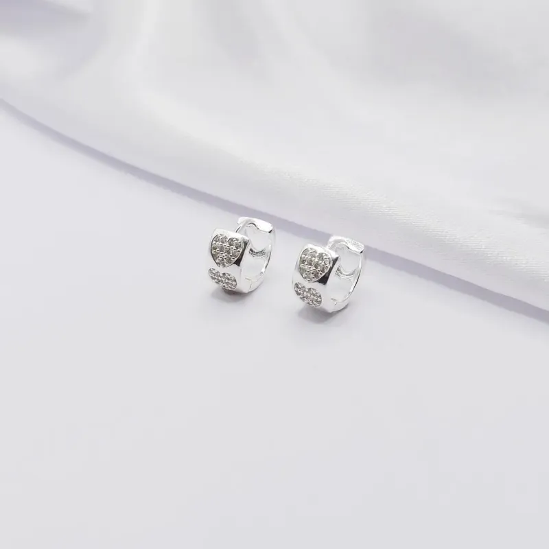 BRINCO PRATA ARGOLINHA CLICK COM DETALHE CORAÇÃO CRAVEJADO