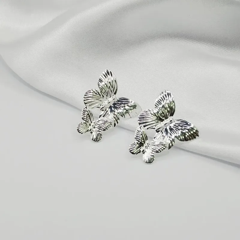 BRINCO PRATA BORBOLETA DUPLA DETALHADA