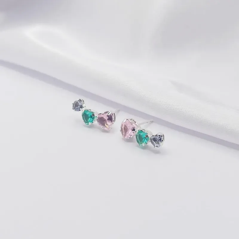 BRINCO PRATA EAR CUFF COM TRÊS CORAÇÕES COLORIDOS