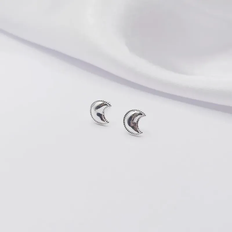 BRINCO PRATA LUA COM BORDA DETALHADA