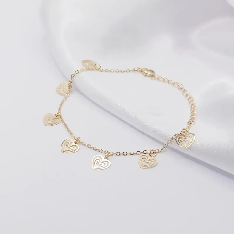 PULSEIRA DOURADA COM MÚLTIPLOS CORAÇÕES CHAPA DETALHADO