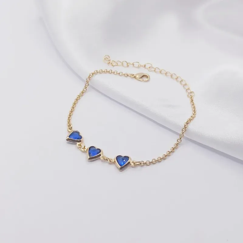 PULSEIRA DOURADA ELO PORTUGUÊS COM TRÊS CORAÇÕES SAFIRA