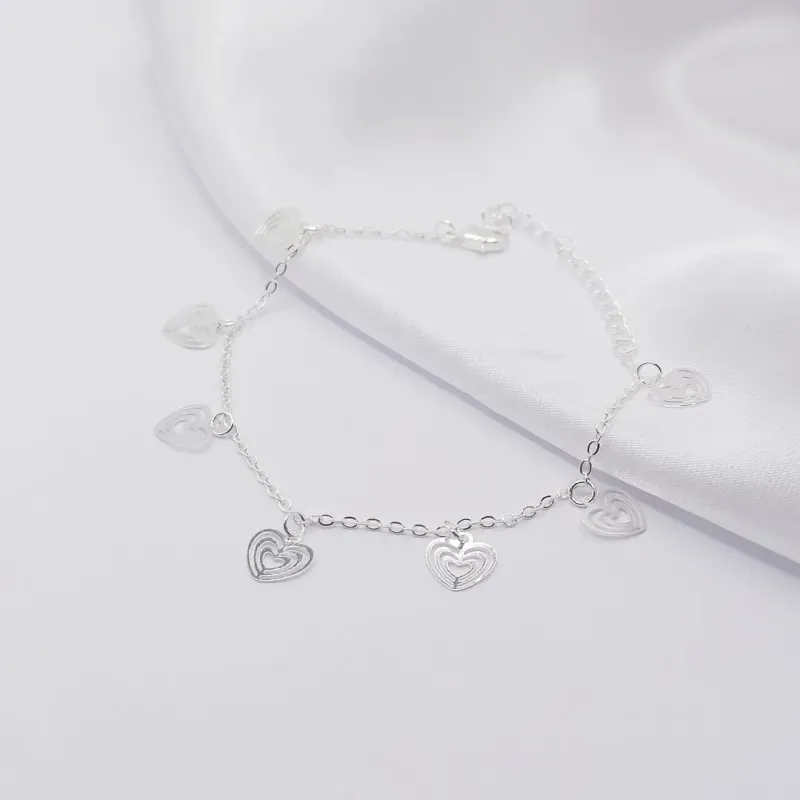 PULSEIRA PRATA COM MÚLTIPLOS CORAÇÕES CHAPA DETALHADO