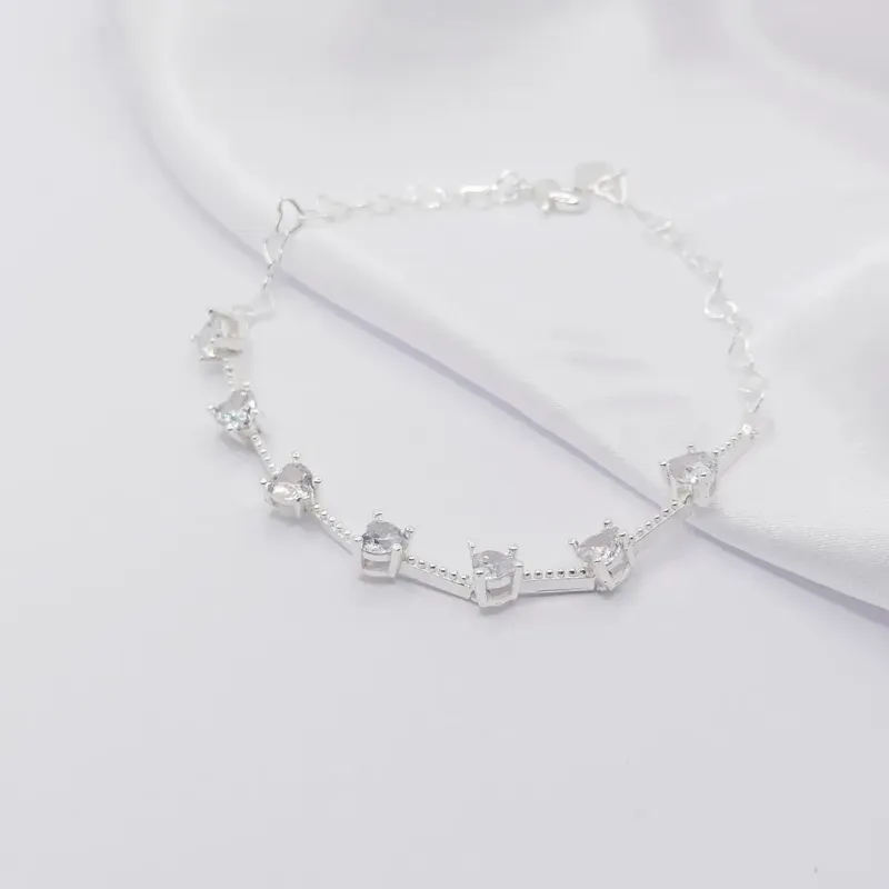 PULSEIRA PRATA ELO DETALHADO COM MÚLTIPLOS CORAÇÕES CRISTAL