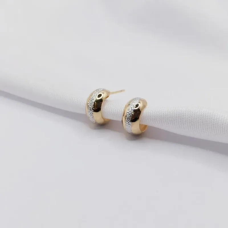 BRINCO DOURADO ARGOLINHA COM DETALHE DIAMANTADO EM PRATA M