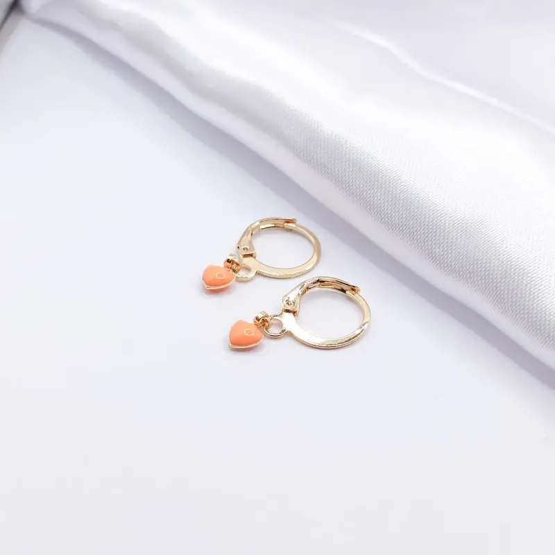 BRINCO DOURADO ARGOLINHA CLICK CORAÇÃO RESINADO LARANJA