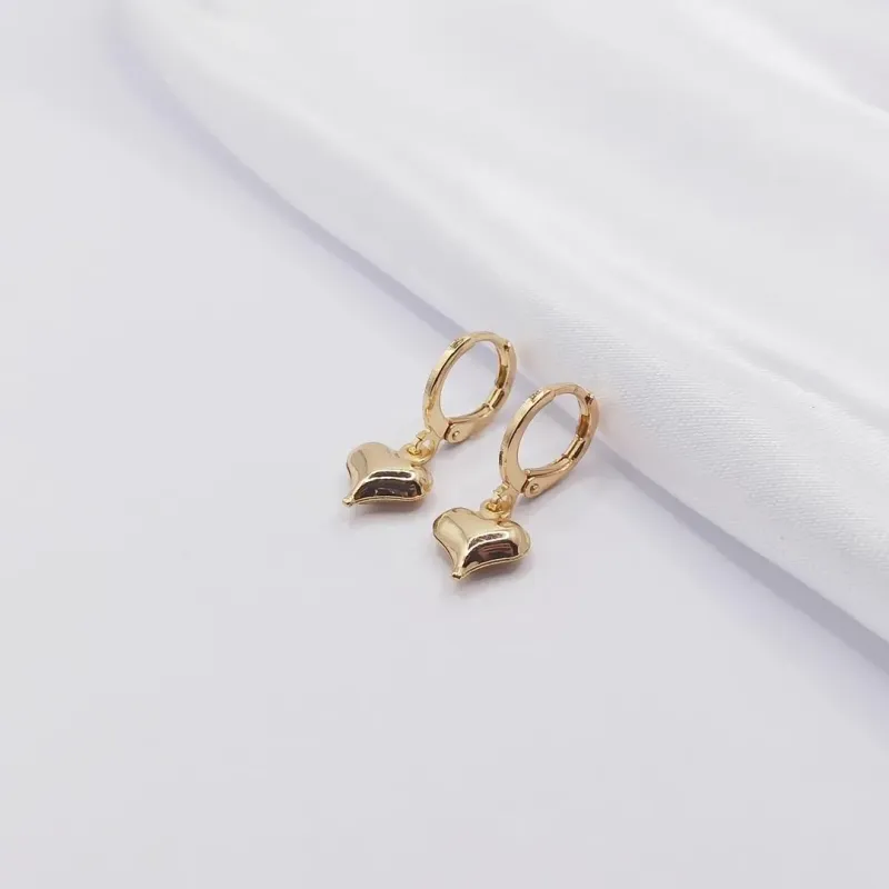 BRINCO DOURADO ARGOLINHA COM PENDURICALHO CORAÇÃO ABAULADO G