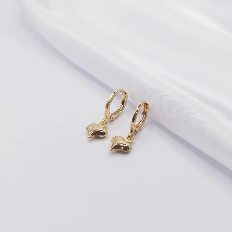 BRINCO DOURADO ARGOLINHA COM PENDURICALHO CORAÇÃO ABAULADO M