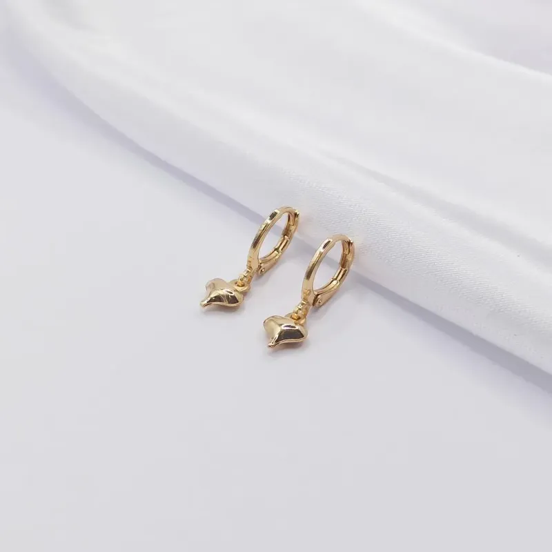 BRINCO DOURADO ARGOLINHA COM PENDURICALHO CORAÇÃO ABAULADO P
