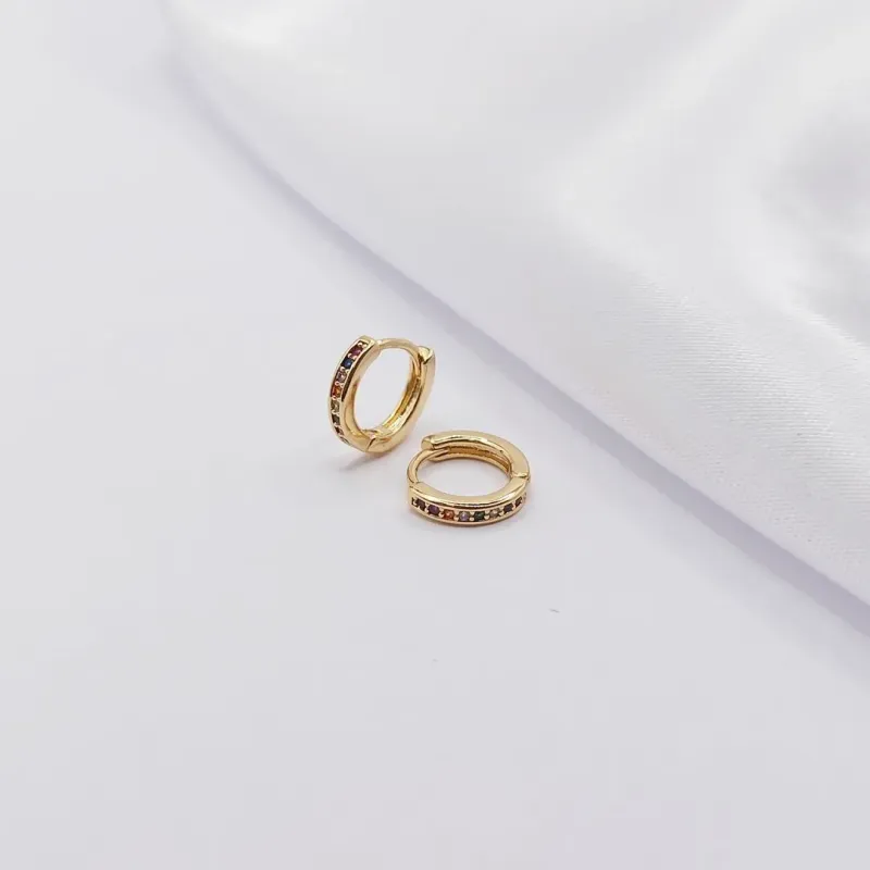 BRINCO DOURADO ARGOLINHA CRAVEJADA COM ZIRCÔNIA COLORIDA M