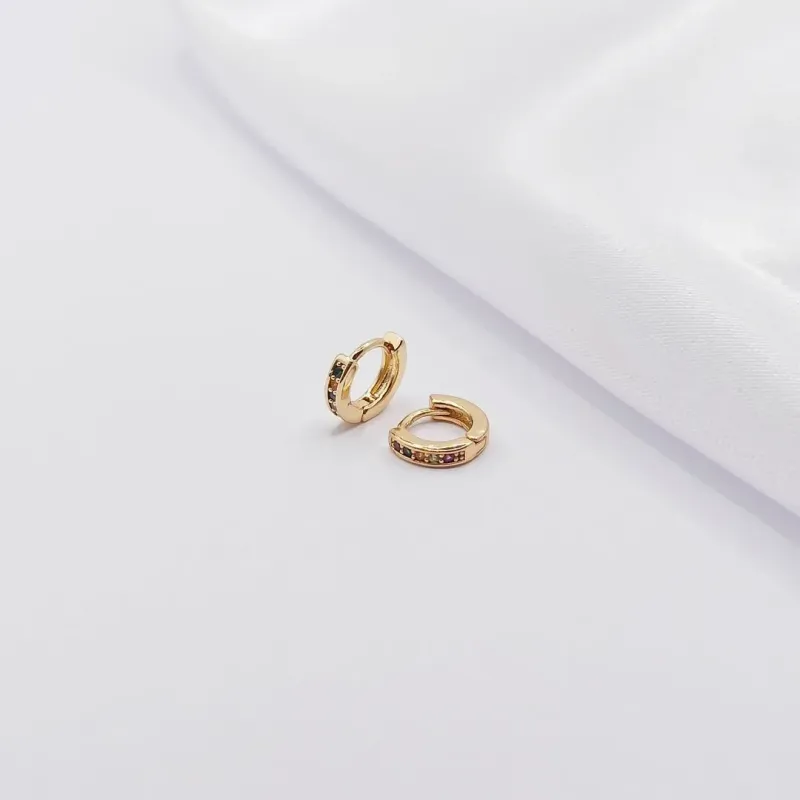 BRINCO DOURADO ARGOLINHA CRAVEJADA COM ZIRCÔNIA COLORIDA P