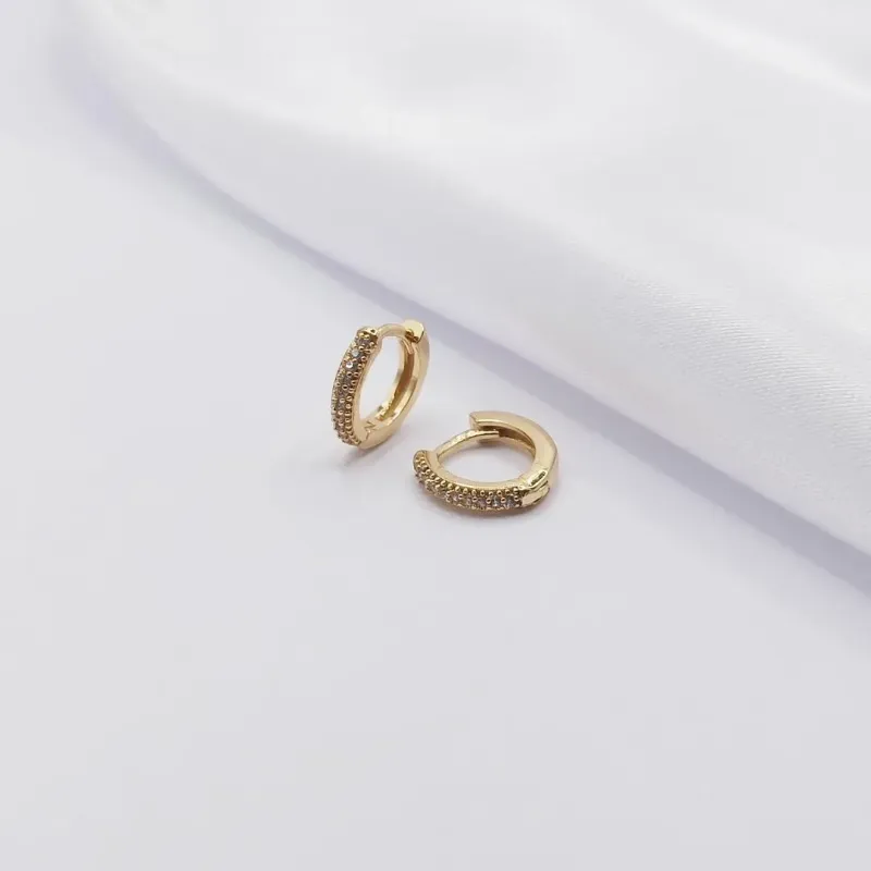 BRINCO DOURADO ARGOLINHA CRAVEJADA COM ZIRCÔNIA CRISTAL M