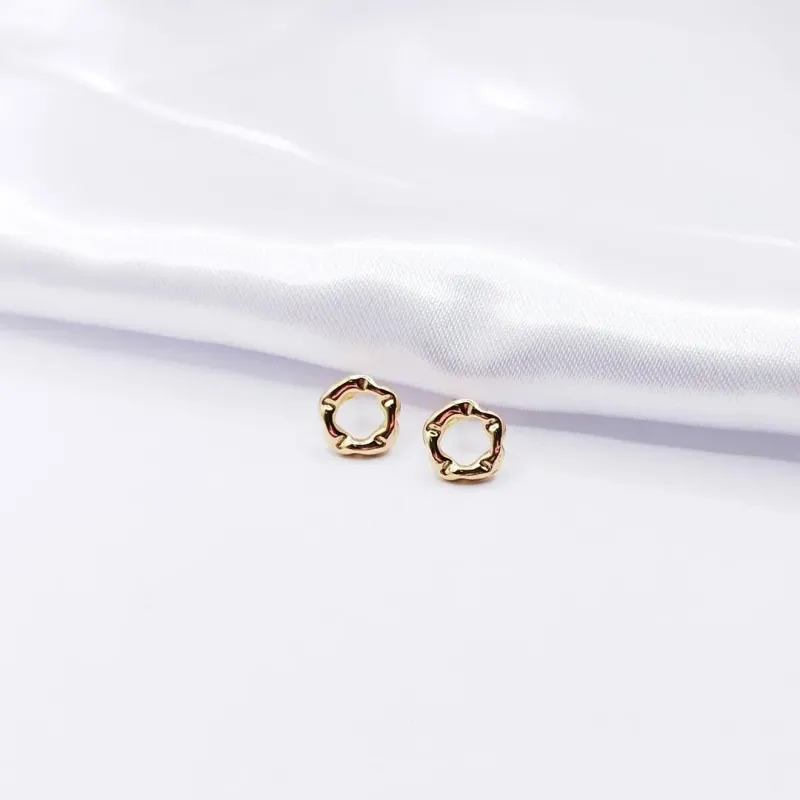 BRINCO DOURADO CIRCULO ORGÂNICO E VAZADO