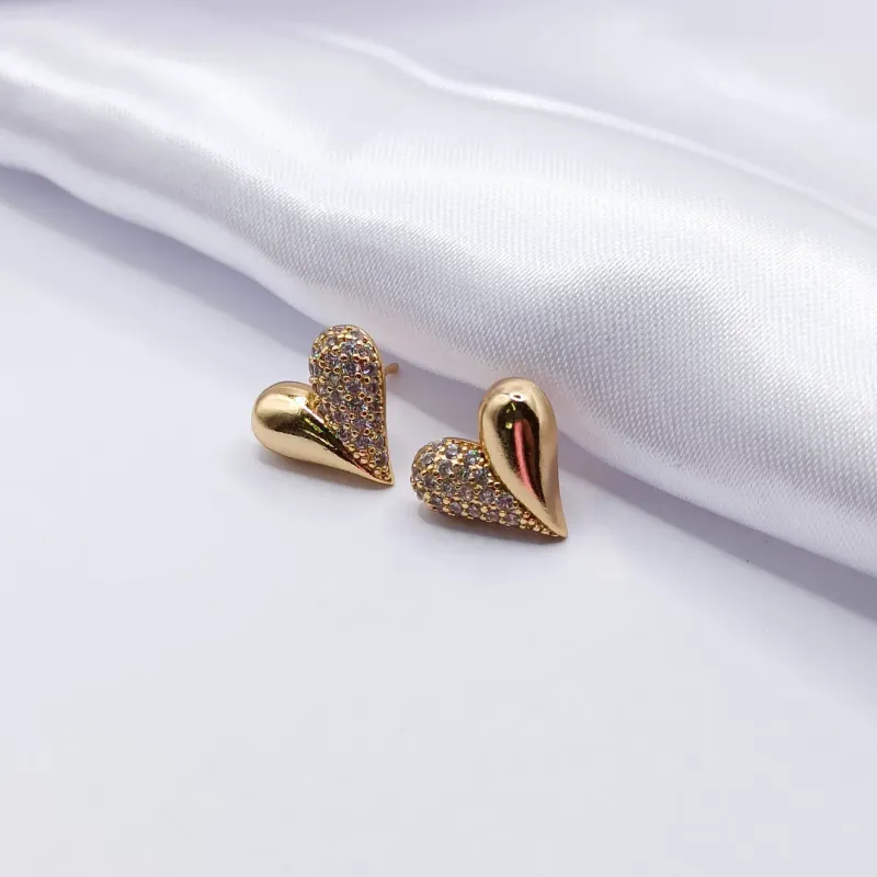 BRINCO DOURADO CORAÇÃO LISO E CRAVEJADO
