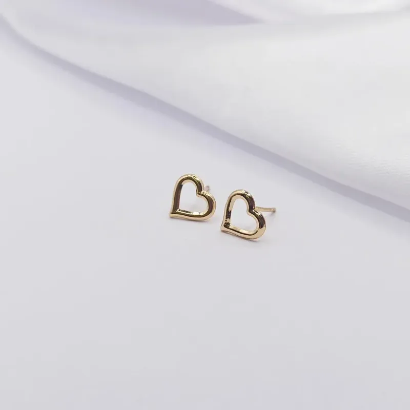 BRINCO DOURADO CORAÇÃO VAZADO E LISO M