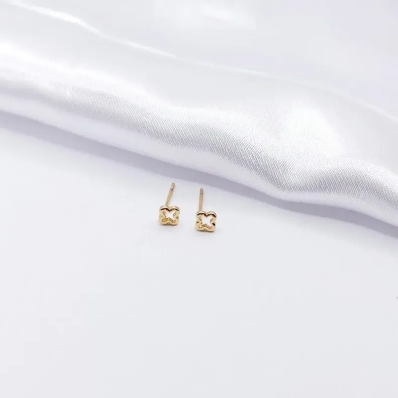 BRINCO DOURADO INSPIRAÇÃO MINI TREVO VAN CLEFF VAZADO