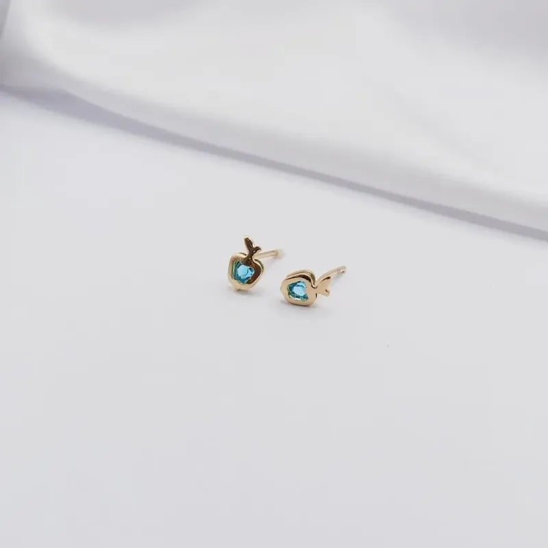 BRINCO DOURADO MAÇÃ EM ZIRCÔNIA AZUL