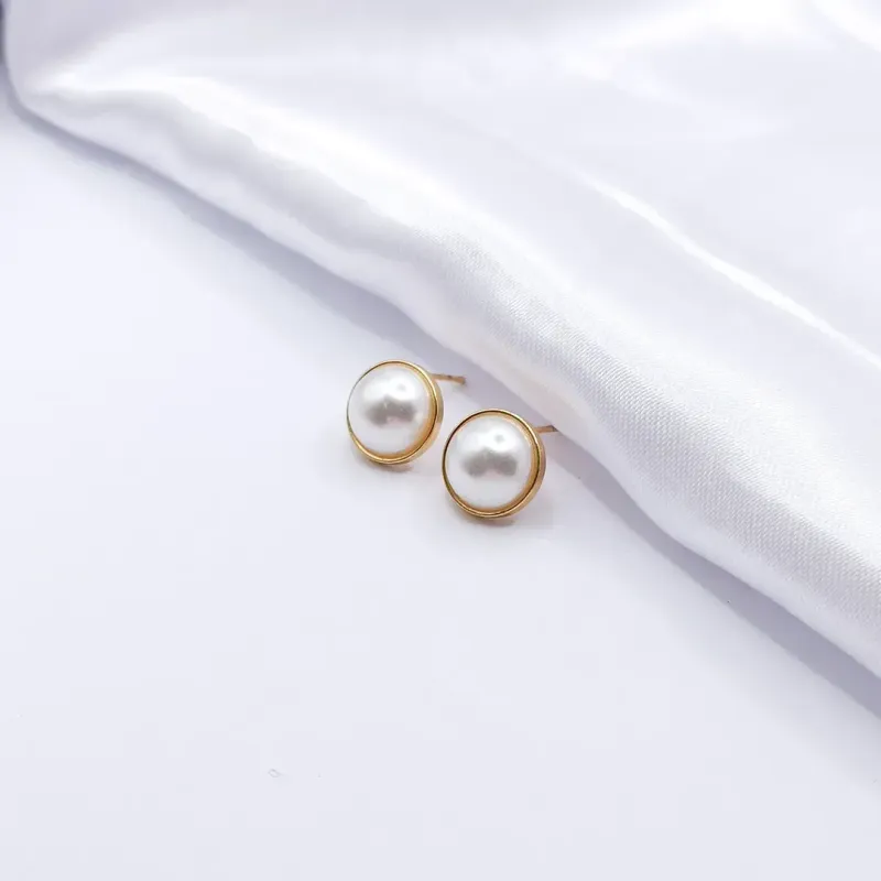 BRINCO DOURADO PÉROLA COM BORDA LISA