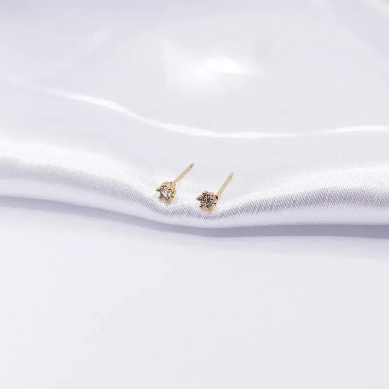 BRINCO DOURADO PONTO DE LUZ CRISTAL 4 MM