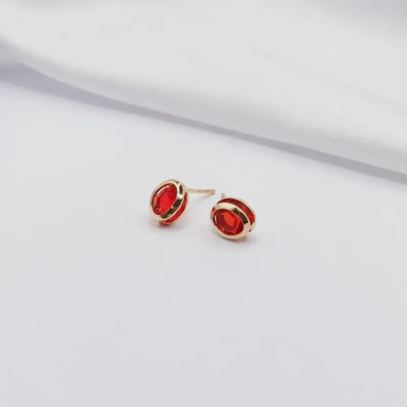 BRINCO DOURADO PONTO DE LUZ OVAL VERMELHO