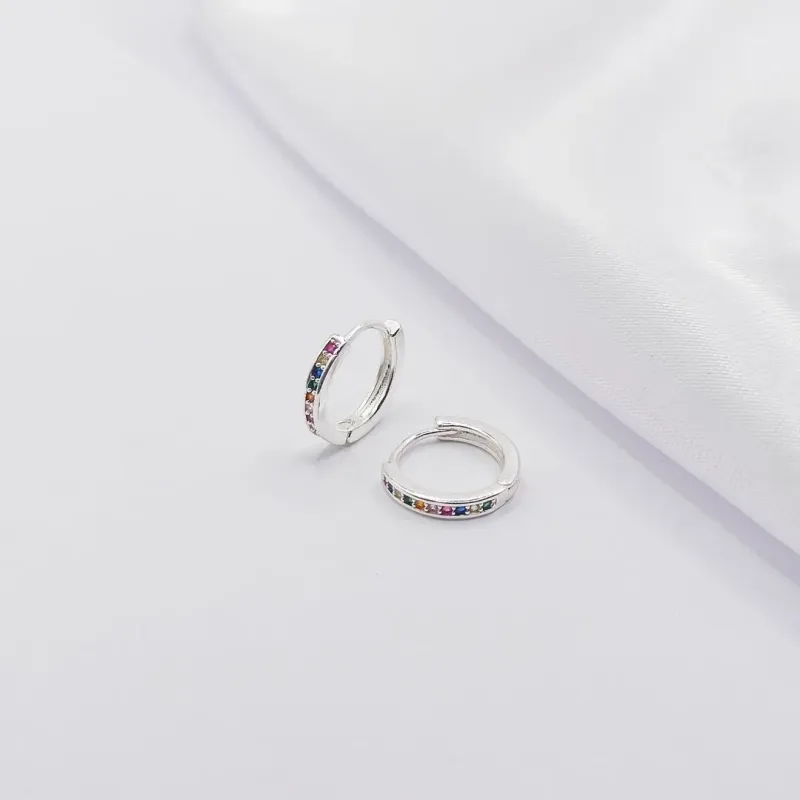 BRINCO PRATA ARGOLINHA CRAVEJADA COM ZIRCÔNIA COLORIDA G