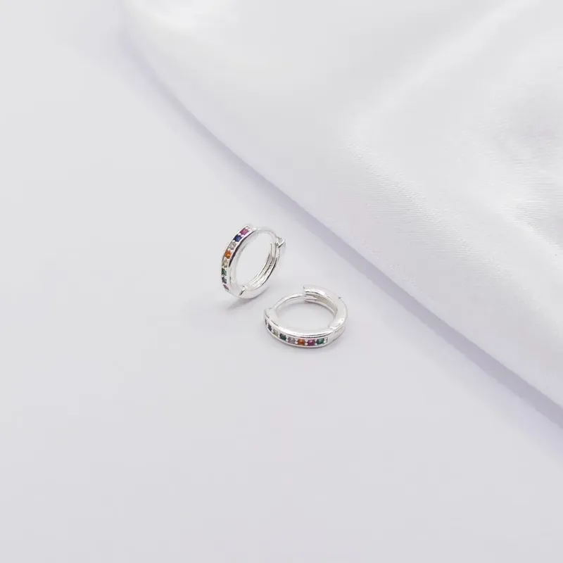 BRINCO PRATA ARGOLINHA CRAVEJADA COM ZIRCÔNIA COLORIDA M