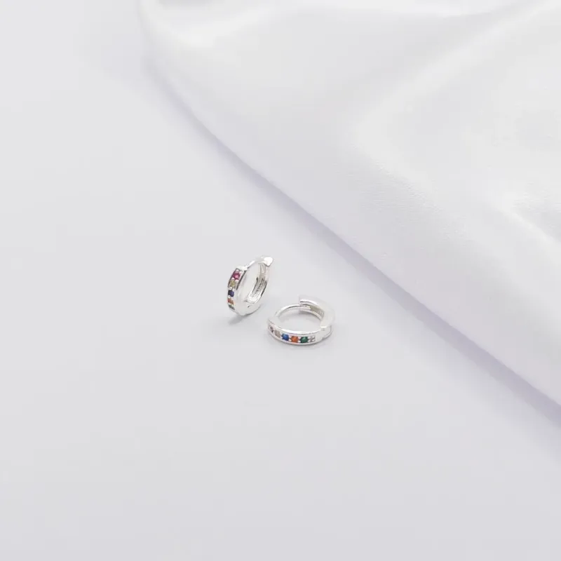 BRINCO PRATA ARGOLINHA CRAVEJADA COM ZIRCÔNIA COLORIDA P