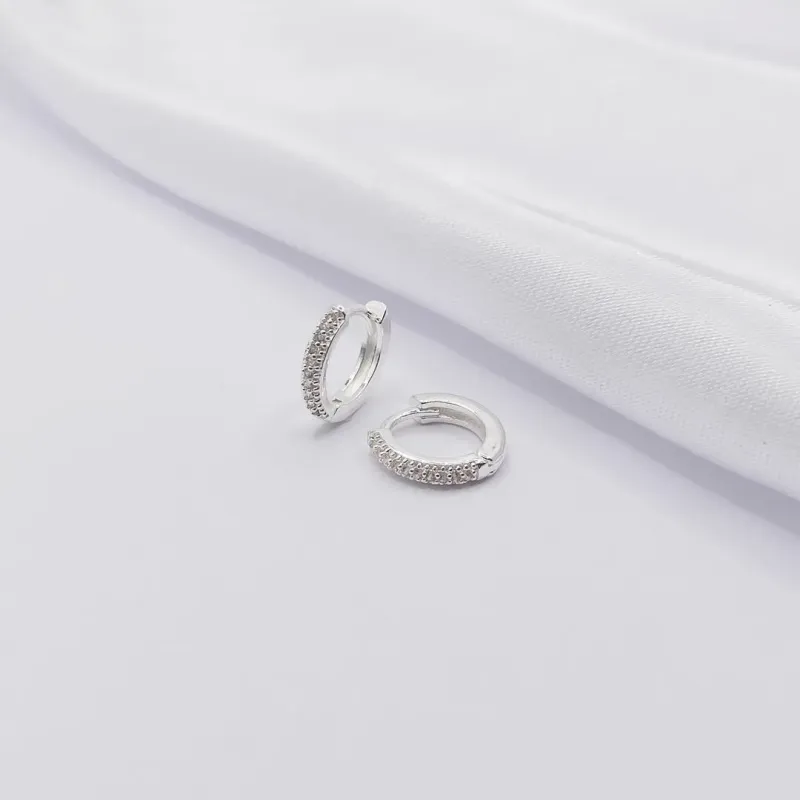 BRINCO PRATA ARGOLINHA CRAVEJADA COM ZIRCÔNIA CRISTAL M