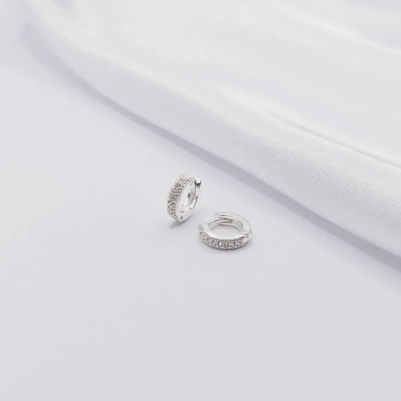 BRINCO PRATA ARGOLINHA CRAVEJADA COM ZIRCÔNIA CRISTAL P