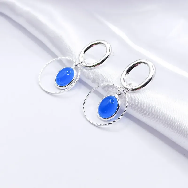 BRINCO PRATA CIRCULO VAZADO COM CRISTAL OVAL AZUL
