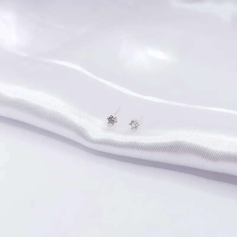 BRINCO PRATA PONTO DE LUZ CRISTAL 4 MM