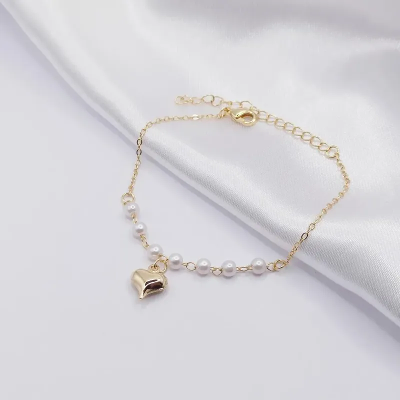 PULSEIRA DOURADA COM PÉROLAS E PINGENTE CORAÇÃO