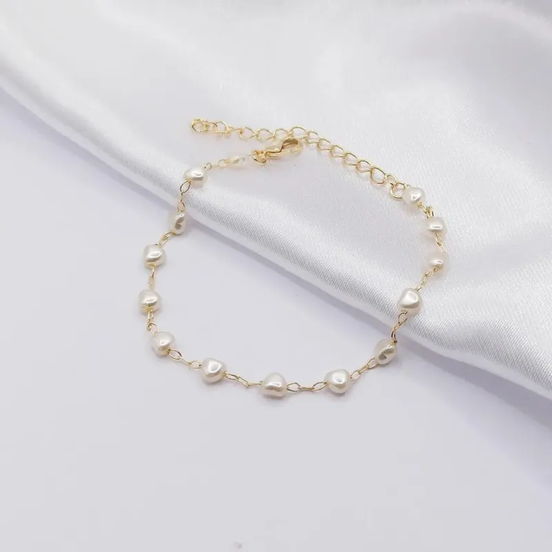 PULSEIRA DOURADA COM PÉROLAS E PINGENTE CORAÇÃO