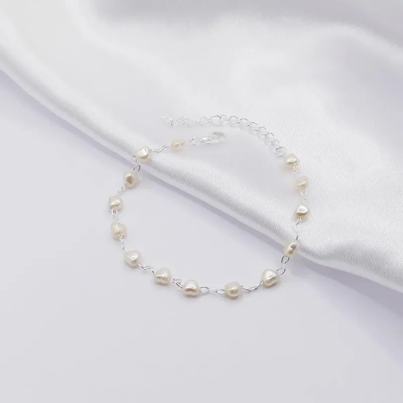 PULSEIRA PRATA COM PÉROLAS E PINGENTE CORAÇÃO