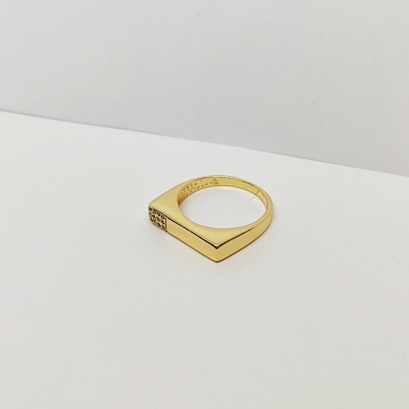 ANEL DOURADO BORDA QUADRADA DETALHADO EM ZIRCÔNIA