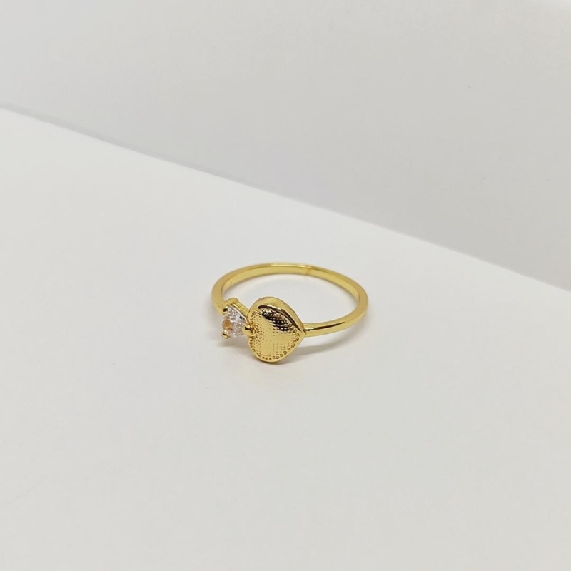 ANEL DOURADO CORAÇÃO TEXTURIZADO E CORAÇÃO CRISTAL