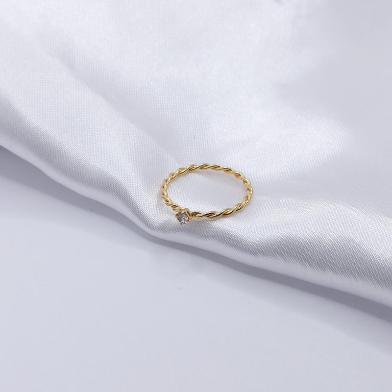 ANEL DOURADO SOLITÁRIO COM ARO TORCIDO E PONTO DE LUZ